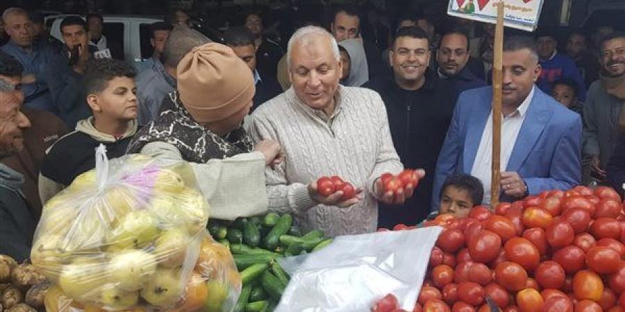 في جولة مفاجئة.. محافظ الوادي الجديد يتفقد الأسواق بمدينة الخارجة