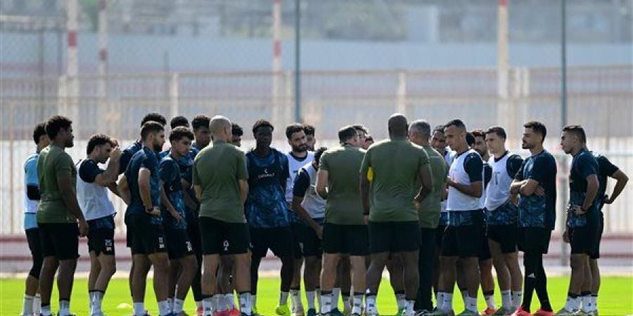 على رأسهم جوميز.. الجهاز الفنى للزمالك يودع لاعبيه فى مران الفريق