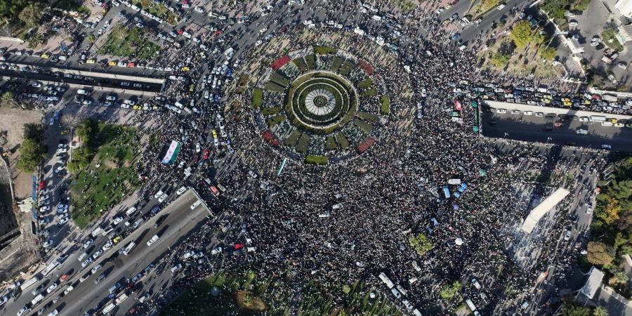 في أول جمعة.. آلاف السوريين يتجمعون للاحتفال بسقوط نظام الأسد - الأول نيوز