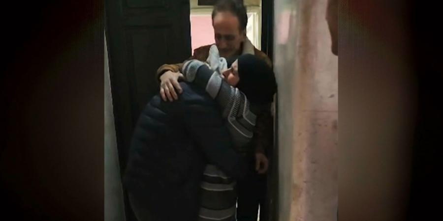 سجدا قبل أن يتعانقا.. شاهد لحظة لقاء سوري بوالدته بعد غياب 13 عامًا عن بلده - الأول نيوز