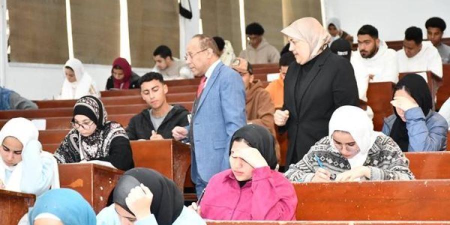 طلاب جامعة قناة السويس يؤدون امتحانات نهاية الفصل الدراسي الأول