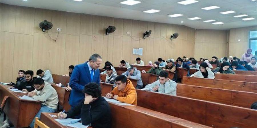 رئيس جامعة دمياط يتابع امتحانات الكليات ميدانيًا