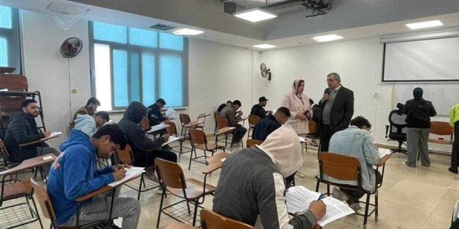 نائب رئيس جامعة بنها الأهلية للشؤون الأكاديمية يتابع سير الامتحانات