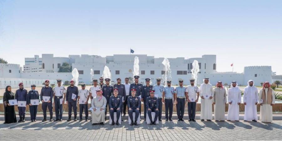 اللواء محمد بن دينه يكرم المشاركين في دورة «أساسيات التصوير الفوتوغرافي والتلفزيوني»