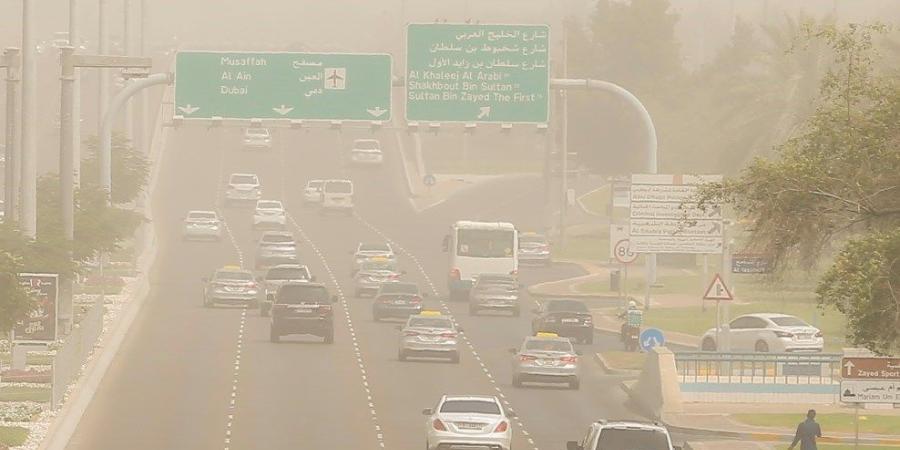 الطقس.. 2 كم مدى الرؤية وشرطة أبوظبي تحذر من الهاتف والتصوير