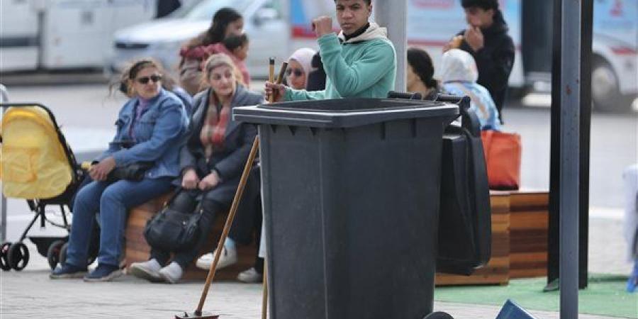 عمال النظافة بمعرض الكتاب: نعمل بكل حب لأنه واجهة مصر أمام العالم (صور)