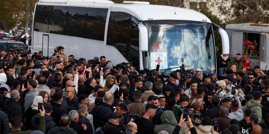 بينهم 18محكوما بالمؤبد.. دفعة جديدة من السجناء الفلسطينيين المُفرج عنهم يصلون إلى بلدة بيتونيا بالضفة الغربية - الأول نيوز