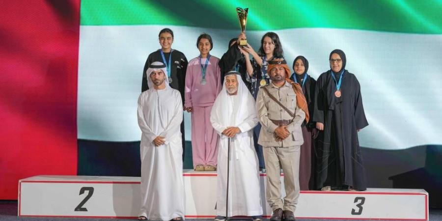 مهرجان الظفرة البحري يتوج الفائزين في البادل والسباحة