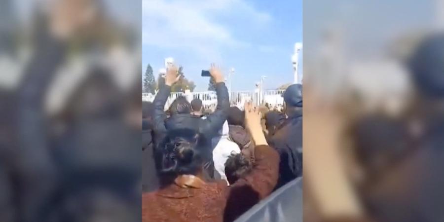 مقتل المئات في سوريا.. وأشخاص يهتفون أمام قاعدة حميميم: "الشعب يريد حماية روسيا" - الأول نيوز