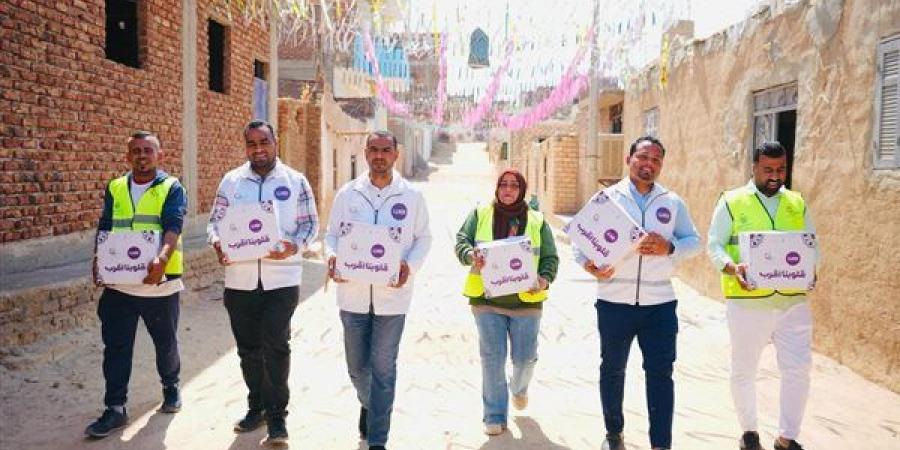 “قلوبنا أقرب”.. فرق صناع الخير يجوبون المحافظات لتوزيع كراتين رمضان