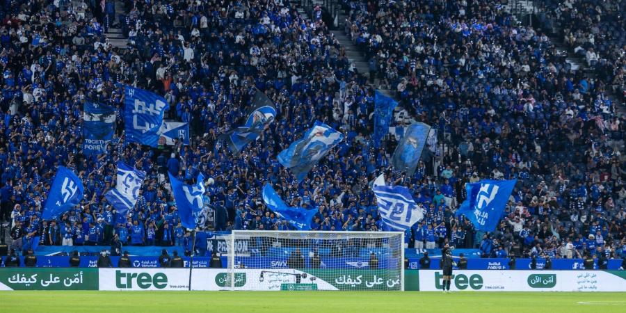 ماذا فعل جمهور الهلال مع حافلة الفريق عند وصولها ملعب المملكة أرينا؟ - الأول نيوز