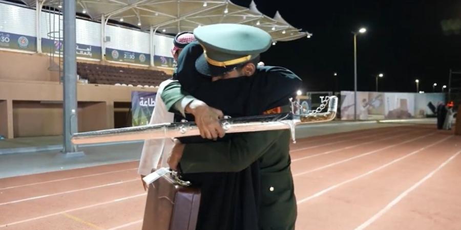 ​​​​​​​وعد أمه بالسيف فأوفى.. قصة وفاء طالب عسكري لكلمة والدته