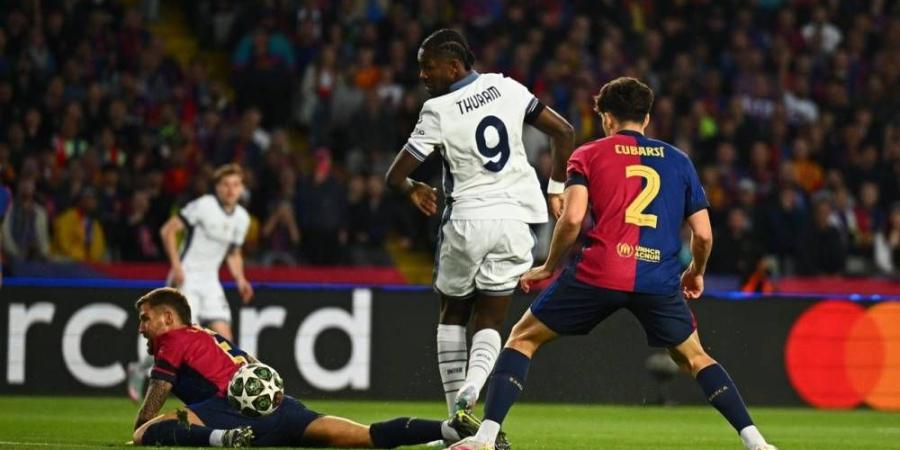 إنتر ميلان يفرض التعادل على برشلونة 3-3 ويصعب مهمته في دوري الأبطال