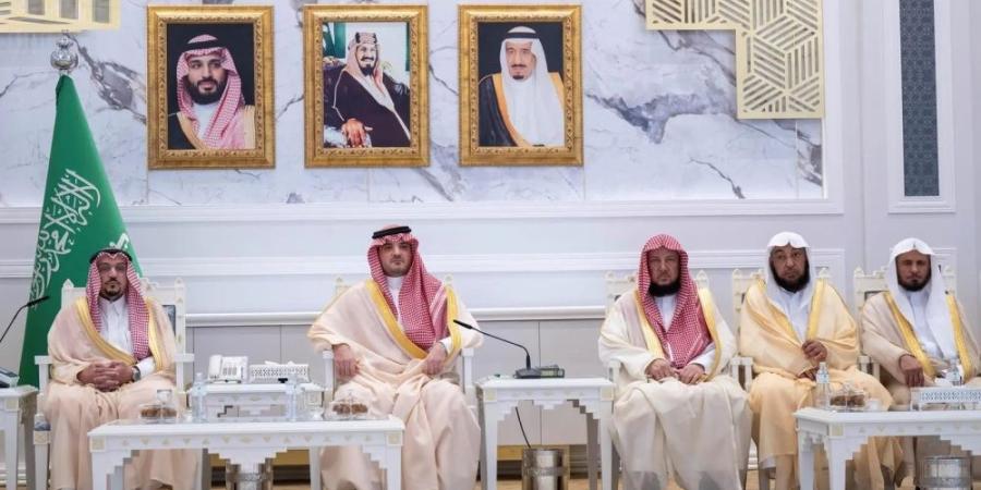 وزير الداخلية ينقل تحيات القيادة إلى أهالي منطقة القصيم