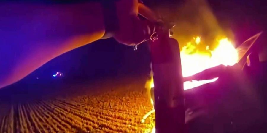 استجاب لنداء بالقرب من مكان تواجده.. شاهد كيف أنقذ ضابط شخصًا من سيارة محترقة - الأول نيوز