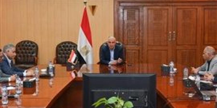 وزير الري يتابع حالة المنظومة المائية وتطهيرات الترع والاستعداد لفترة أقصى الإحتياجات المائية