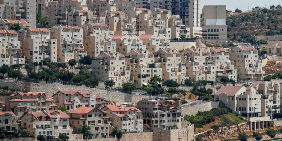 الاحتلال الإسرائيلي يشق طرقًا لربط مدنها بمستوطنات الضفة
