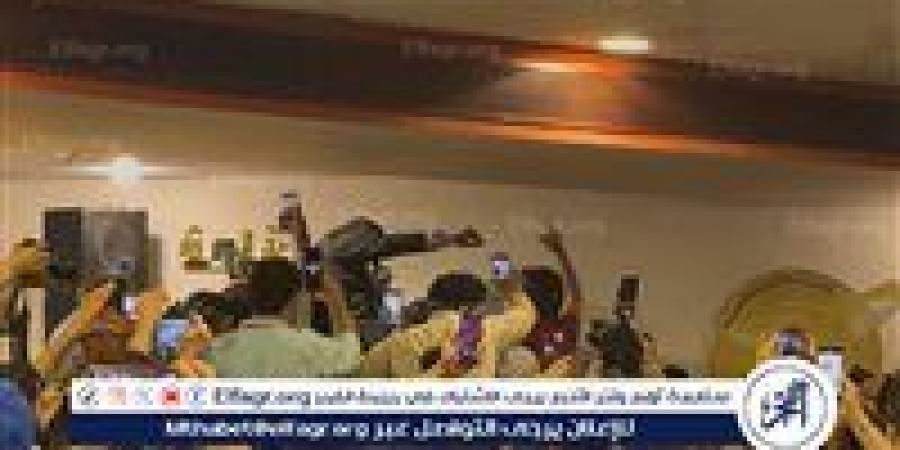 احتفالات كبيرة بنقابة الصحفيين بعد فوز "البلشي" بمقعد النقيب لدورة ثانية