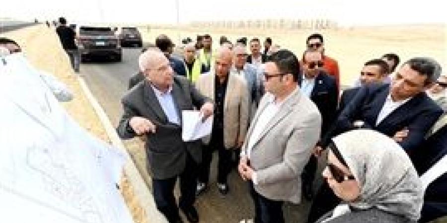 وزير الإسكان يتفقد مشروع "الإسكان الحر" بالسويس الجديدة