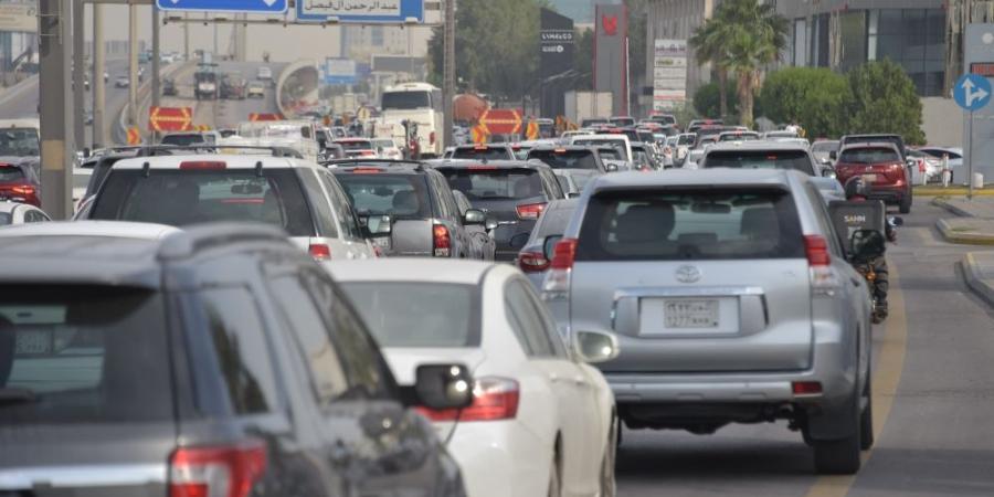صور| كثافات مرورية مع بدء صيانة ”جسر“ طريق الملك فهد بالدمام 