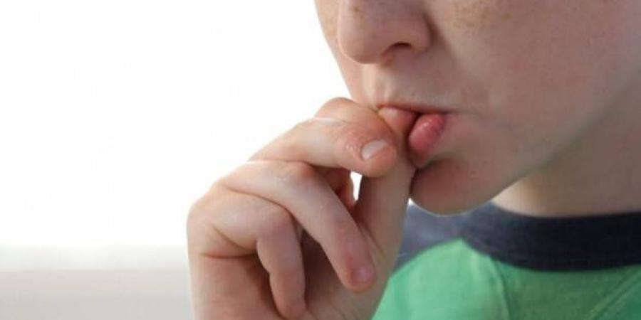 قضم الأظافر.. عادة بسيطة بمخاطر صحية خطيرة