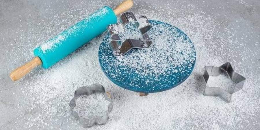 طريقة عمل عجينة السكر لتزيين الكيك والبسكويت بسهولة في المنزل