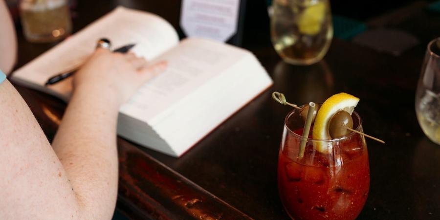 أصبحت متاجر الكتب تلجأ إلى تقديم الجعة والنبيذ للحفاظ على رواجها - الأول نيوز