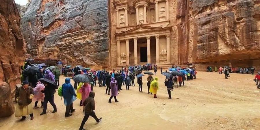إجلاء مئات السياح في البترا جراء السيول
