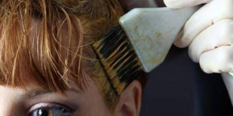 طرق آمنة وفعالة لإزالة صبغة الشعر من الجلد