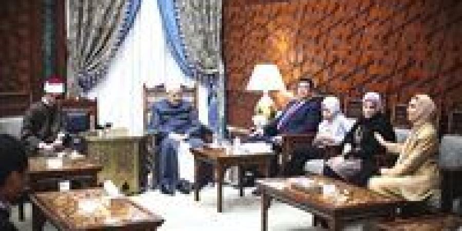 شيخ الأزهر يستقبل والدة الطالب الأزهري "صاحب البصيرة" محمد أحمد حسن رفقة أولادها