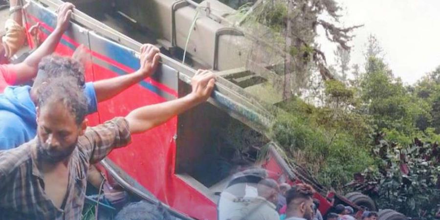 سريلانكا.. مصرع 21 وإصابة 24 إثر سقوط حافلة في وادٍ