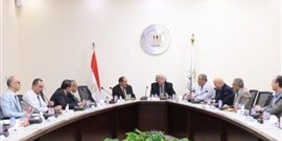 وزير التعليم العالي يعقد اجتماعًا مع أعضاء اللجنة الوزارية لتعيين أعضاء هيئة التدريس والهيئة المعاونة بالمعاهد العليا