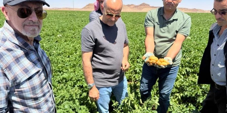 وزير المياه يطلع على تجارب زراعية تعتمد على التقنيات الحديثة للري وموفرة للمياه