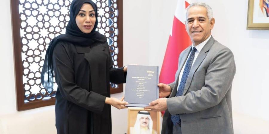 النائب الأول لرئيس مجلس النواب يتسلم رسالة الدكتوراه للباحثة د. حنان المضحكي