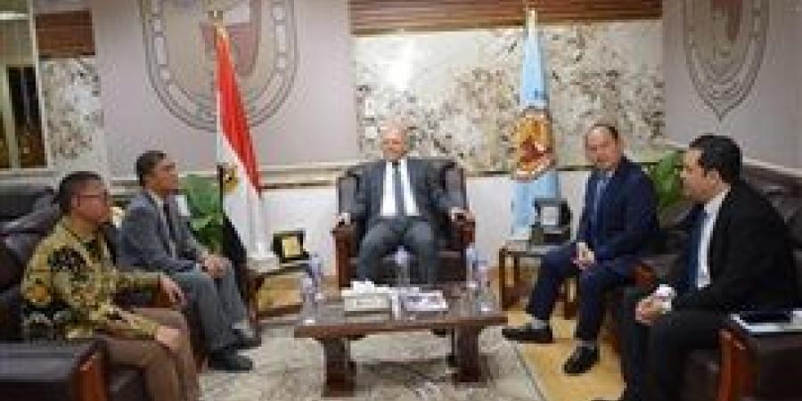 رئيس جامعة سوهاج يستقبل نائب سفير دولة اندونيسيا