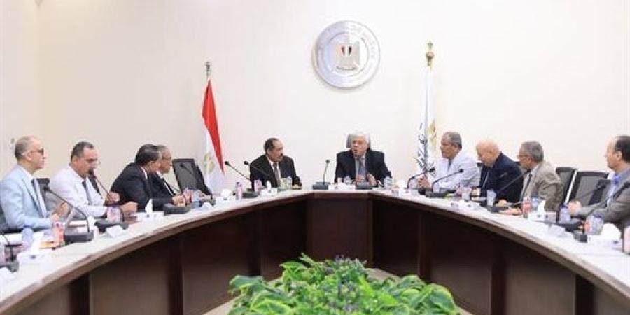 وزير التعليم العالي يؤكد ضرورة تطوير البرامج الدراسية بالمعاهد وحُسن اختيار القيادات