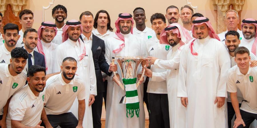 السعودية.. تصرف قام به محمد بن سلمان مع لاعبي الأهلي يشعل تفاعلاً - الأول نيوز