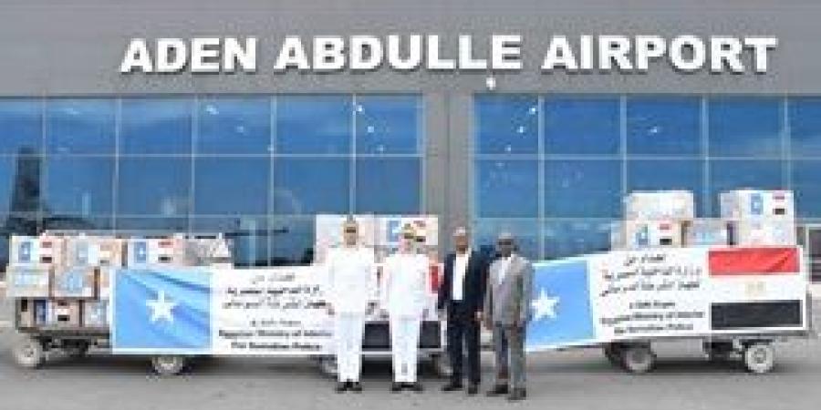 الداخلية توجه عدة شحنات من الملابس الشرطية إلى دولة الصومال