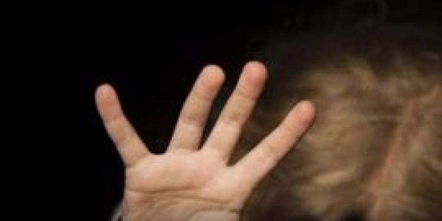 "صدمة في بادوفا: جد يُعتقل بتهمة الاعتداء الجنسي على حفيدته وامتلاكه لمواد إباحية للأطفال"