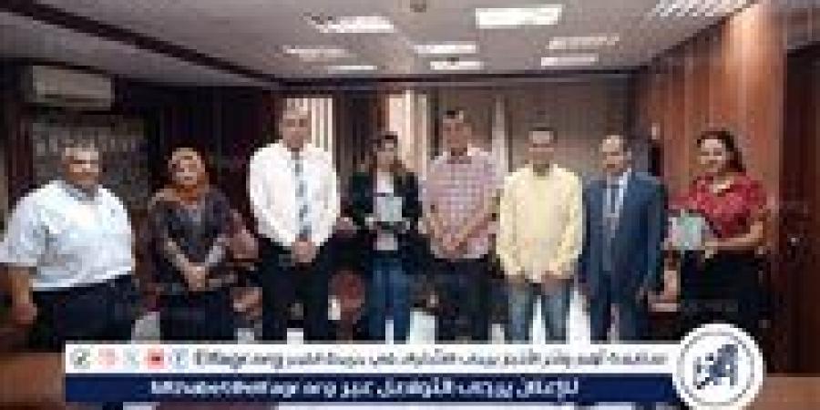 مدير تعليم سوهاج يكرم المعلمات الفائزات في مسابقة الوعي الإداري