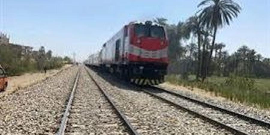 مصرع وإصابة ٣ أشخاص صدمهم قطار ببنها