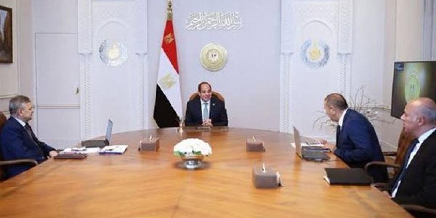 الرئيس السيسي يطلع على تطورات حركة الملاحة بقناة السويس