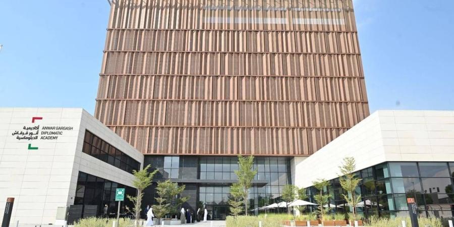 أكاديمية أنور قرقاش.. برامج وأدوات تصنع الفارق وتؤهل للمستقبل