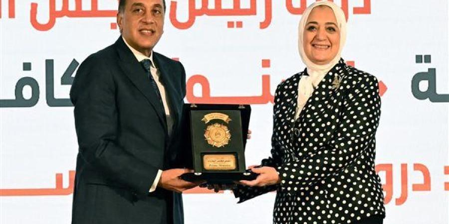 "الوعي" ينهئ شيرين الشواربي السكرتير العام للحزب على تكريمها من رئيس الوزراء