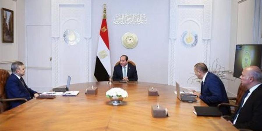 الرئيس السيسي يجتمع مع رئيس هيئة قناة السويس