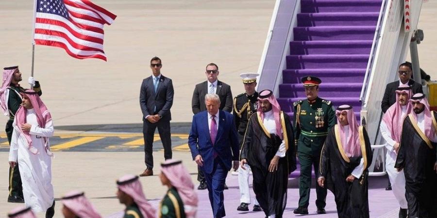 سر السجادة البنفسجية في استقبال ترامب بالرياض