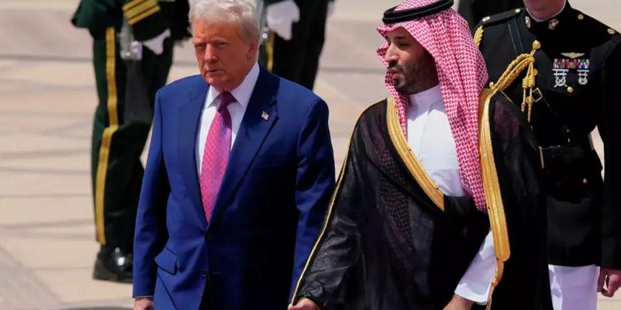 ولي العهد السعودي يستقبل الرئيس الأمريكي لدى وصوله إلى الرياض