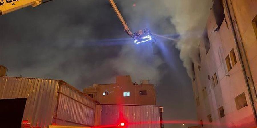حريق يلتهم مصنع أثاث بالقطامية.. وقوات الحماية المدنية تسيطر على النيران