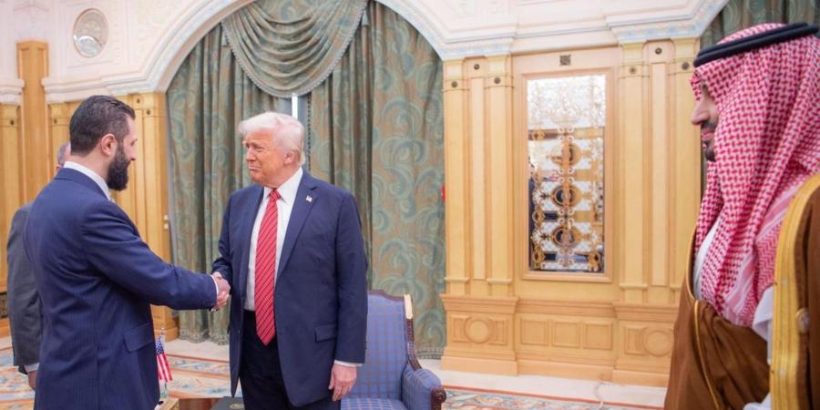 بعد لقائه الشرع.. ترامب يدرس تطبيع العلاقات مع سوريا وبيان أمريكي يكشف ما دار بينهما - الأول نيوز