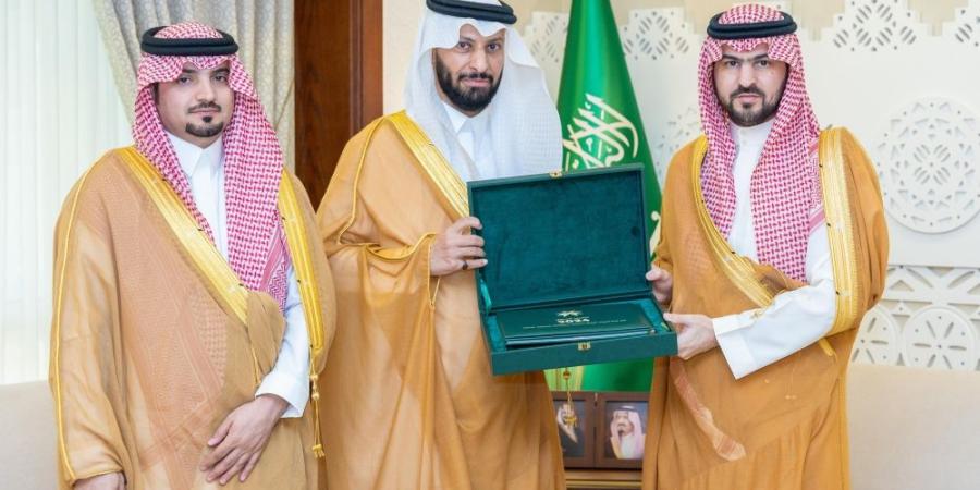 نائب أمير المنطقة الشرقية يتسلّم التقرير السنوي لفرع وزارة الموارد البشرية لعام 2024
